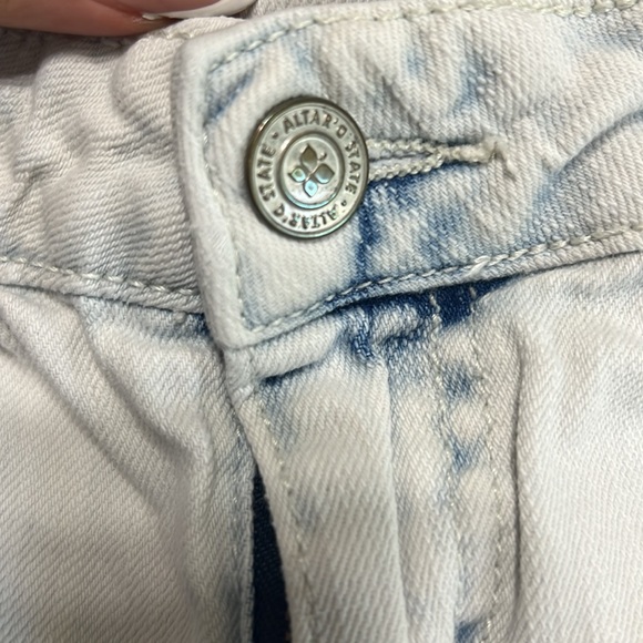 Altar’d State White Distressed Destroyed Denim Cutoff Shorts Size 27 - Picture 3 of 7